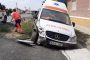 Ambulanţă implicată într-un accident rutier pe un drum din vestul țării