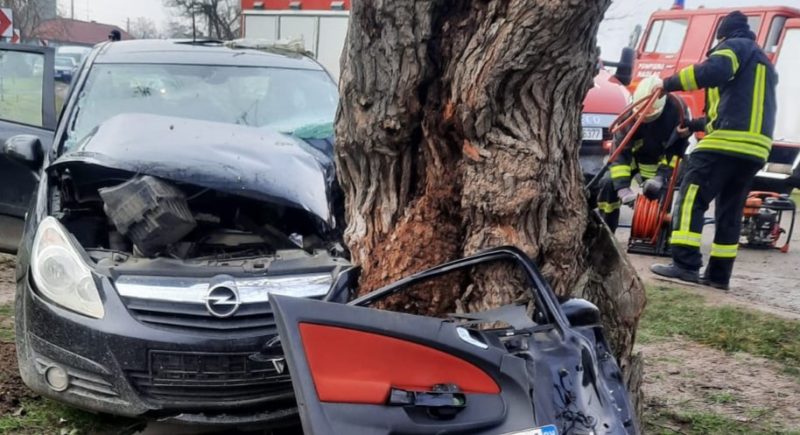 Accident în vestul țării, o șoferiță a intrat cu masina intr-un copac