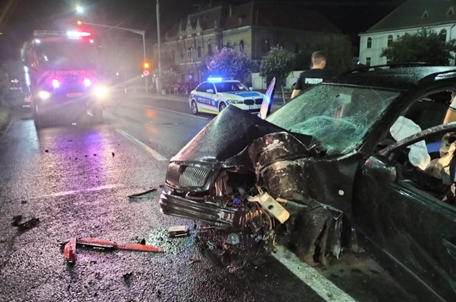 O mașină a intrat într-un pom, victimă încarcerată. FOTO 2 O mașină a intrat într-un pom, victimă încarcerată. FOTO