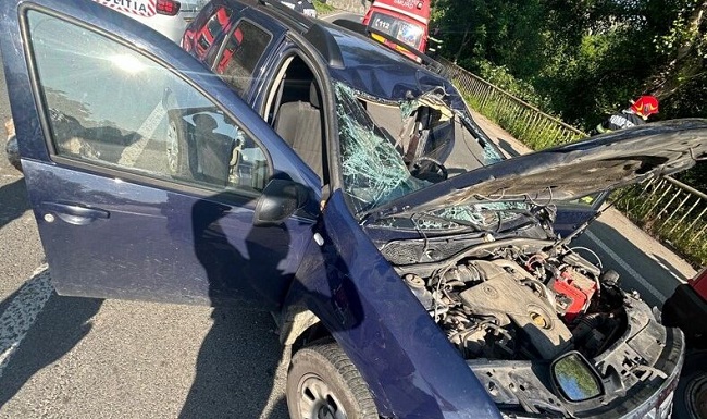Un consilier judeţean din Arad a fost rănit grav, după ce un bolovan a căzut de pe un versant pe maşina sa 1 Un consilier judeţean din Arad a fost rănit grav, după ce un bolovan a căzut de pe un versant pe maşina sa