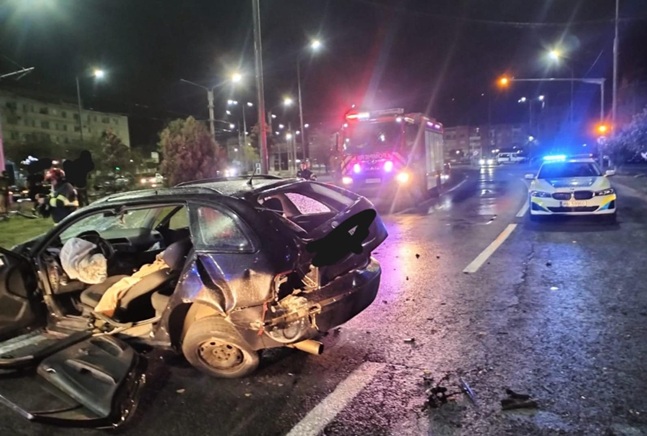 O mașină a intrat într-un pom, victimă încarcerată. FOTO 1 O mașină a intrat într-un pom, victimă încarcerată. FOTO