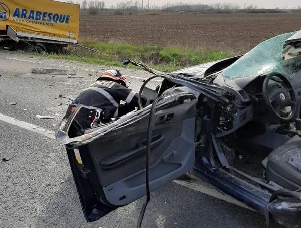 Accident teribil pe o șosea din vestul țării, soldat cu mai multe victime (foto)