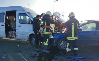 Accident pe DN 7, între un microbuz și un autoturism