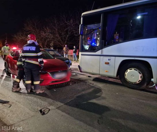 Accident grav între un autobuz și două autoturisme