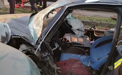 Un tânăr și-a făcut mașina praf, în urma unui grav accident