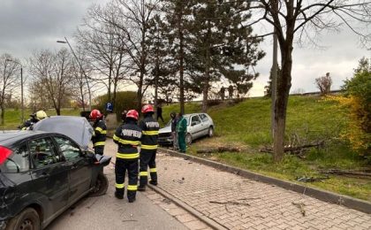 O șoferiță amețită de alcool a distrus două mașini și a lovit un copac