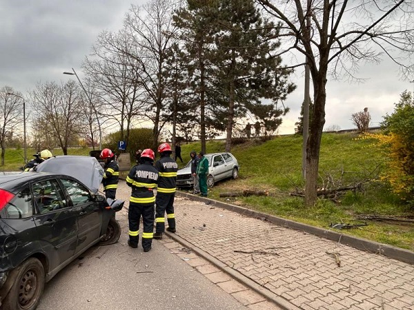 O șoferiță amețită de alcool a distrus două mașini și a lovit un copac