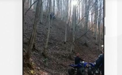 Strivit de propriul ATV, într-o pădure din Banat. Ultimele clipe din viața tânărului au fost filmate
