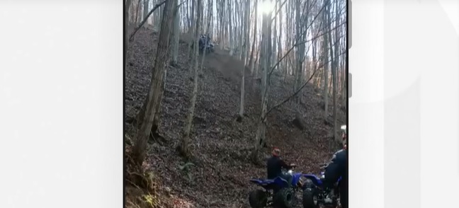 Strivit de propriul ATV, într-o pădure din Banat. Ultimele clipe din viața tânărului au fost filmate