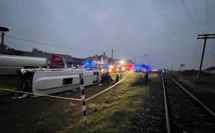 Autocar cu 30 de persoane, izbit de o autocisternă