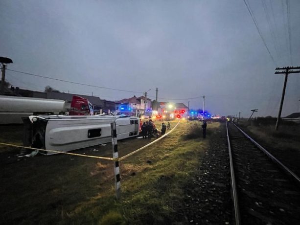 Autocar cu 30 de persoane, izbit de o autocisternă