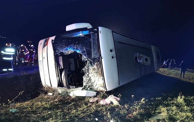 Planul roşu activat la Arad în urma unui accident rutier în care a fost implicat un autocar cu 33 de persoane (foto)