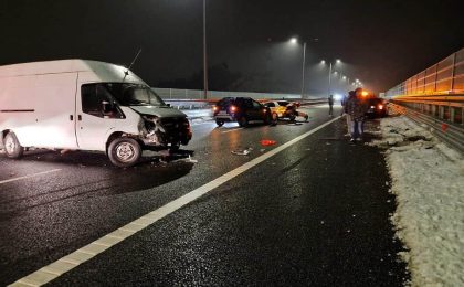 Traficul pe autostrada A1 Sibiu - Deva a fost reluat, după ce autoritățile l-au închis din cauza poleiului. A avut loc și un accident groaznic