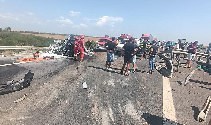 Accident mortal pe autostradă, în Timiş. Autoturism spulberat de un autotren ajuns pe contrasens