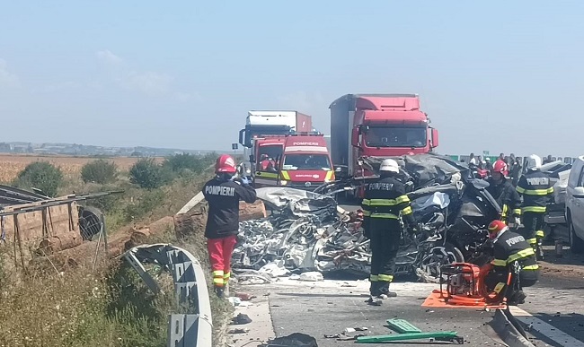 Accident mortal pe autostradă, în Timiş. Autoturism spulberat de un autotren ajuns pe contrasens. Foto 