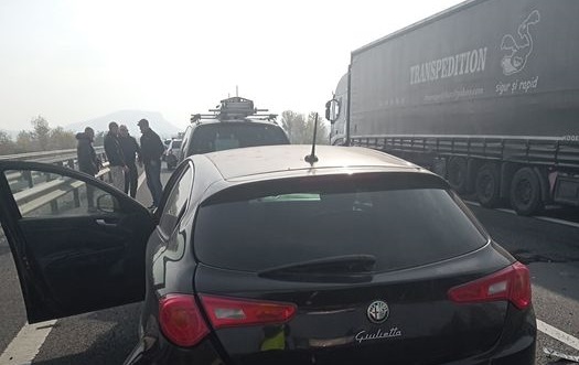 Doi şoferi din Timiş, implicaţi într-un accident cu 4 maşini pe A1, provocat de un bărbat de 75 de ani