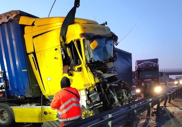 Accident grav pe autostrada A1, în zona Orțișoara. Se circulă doar pe banda de urgență