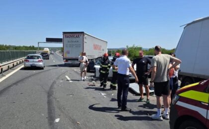 Accident grav, cu 5 autoturisme, o camionetă și un autotren, pe autostrada A1, la ieşirea spre Margina