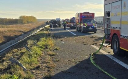 Accident cu un autotren și un microbuz, produs pe autostrada A1, în vestul țării