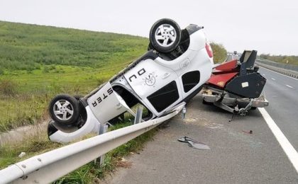 Maşină răsturnată pe Autostrada A1, sensul Arad - Timişoara
