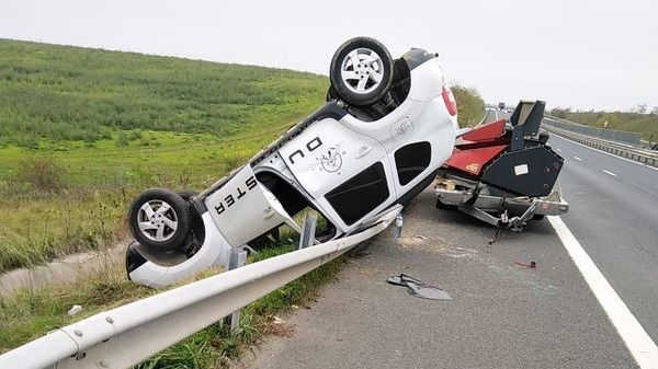 Maşină răsturnată pe Autostrada A1, sensul Arad - Timişoara
