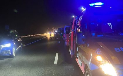 Accident mortal pe autostrada Timișoara - Lugoj: un bărbat care mergea pe jos a fost izbit de un autotren. Șoferul a fugit și este căutat de poliție