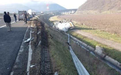Accident grav pe autostrada A1, pe sensul Orăştie - Timişoara. O autocisternă a intrat în autoturismul unui echipaj de pază