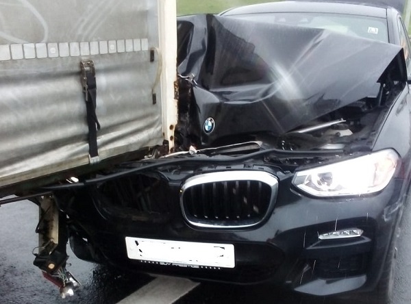Accident pe autostradă, în apropiere de Timişoara. Un BMW s-a înfipt într-un autotren