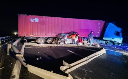 Șoferița care a decedat pe autostrada A1 s-a izbit violent de tirul aflat perpendicular pe drum (video)