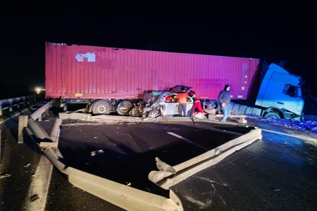 Șoferița care a decedat pe autostrada A1 s-a izbit violent de tirul aflat perpendicular pe drum (video)