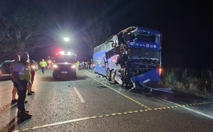 Autocar cu 76 de pasageri, impact violent cu un TIR