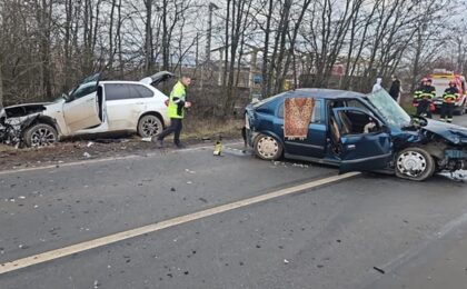 Impact violent între două mașini, pe drumul dintre Beregsău Mare și Cărpiniș