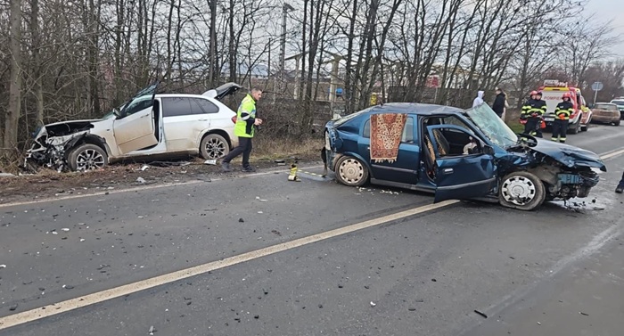 Impact violent între două mașini, pe drumul dintre Beregsău Mare și Cărpiniș