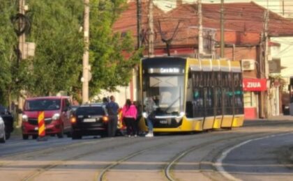 Biciclist accidentat grav de un tramvai, la Timișoara. Traversa strada pe linii