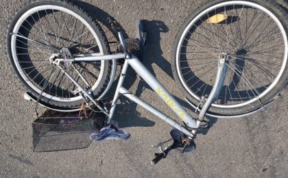 Accident grav în vestul ţării: biciclist lovit violent de o maşină