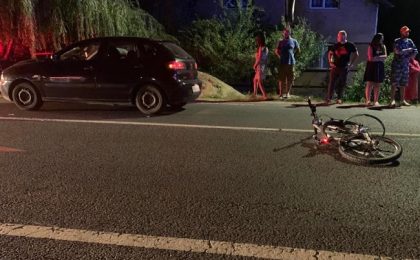 Biciclist spulberat de o maşină condusă de un timişean
