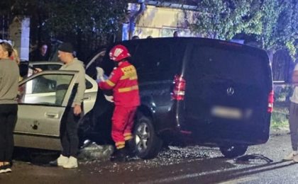 Un microbuz s-a izbit violent de mașina condusă de un șofer de 25 de ani. Trei persoane, încarcerate