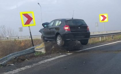Accident violent pe autostrada A1. Un BMW s-a cocoţat pe parapet