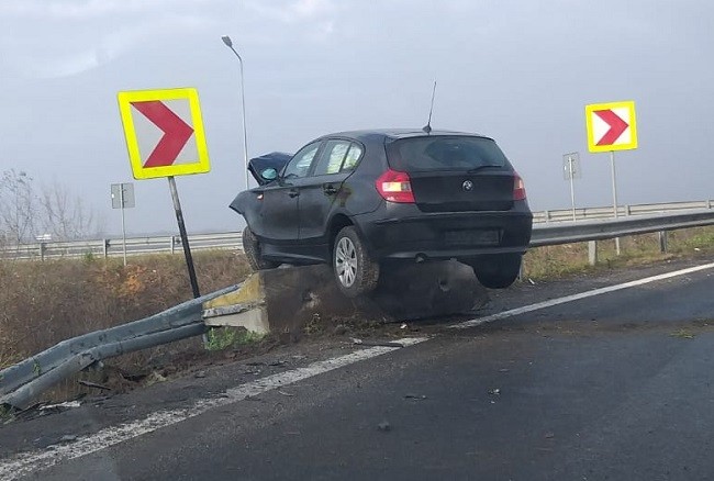 Accident violent pe autostrada A1. Un BMW s-a cocoţat pe parapet