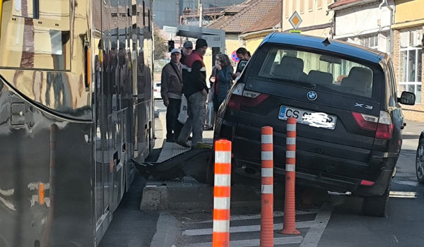 S-a urcat cu BMW-ul pe staţia de tramvai