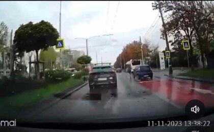 În ce lume trăim? O fată de 14 ani este spulberată pe trecerea de pietoni, ceilalți șoferi au ocolit-o și și-au văzut de drum – video