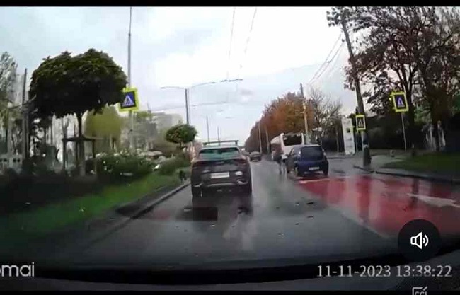 UPDATE. O fată de 14 ani este spulberată pe trecerea de pietoni, ceilalți șoferi au ocolit-o și și-au văzut de drum (video) 1 În ce lume trăim? O fată de 14 ani este spulberată pe trecerea de pietoni, ceilalți șoferi au ocolit-o și și-au văzut de drum – video