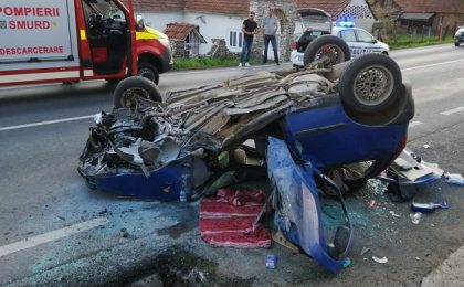 Priviți cum arată mașina, după un accident în vestul țării! Șoferița a refuzat să meargă la spital