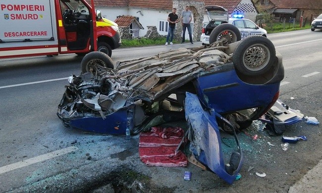 Priviți cum arată mașina, după un accident în vestul țării! Șoferița a refuzat să meargă la spital