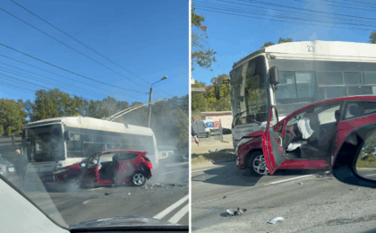 Accident în Timișoara: o femeie a fost rănită după ce mașina în care se afla a fost proiectată într-un troleibuz