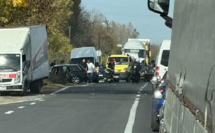 Accident violent între o maşină şi o motocicletă, pe Calea Torontalului