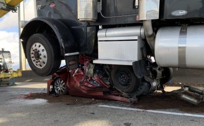 O șoferiță a supraviețuit după ce mașina ei a fost strivită de un camion cu 18 roți