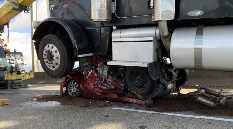 O șoferiță a supraviețuit după ce mașina ei a fost strivită de un camion cu 18 roți