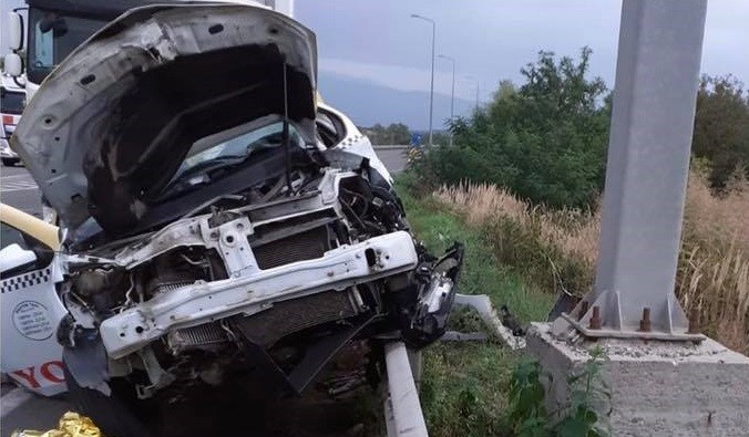 Șofer de taxi mort și 2 pasageri răniţi, în urma unui accident în vestul țării