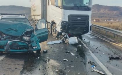 Accident grav în vestul ţării. Autoturism făcut zob de un autotren 1 Accident grav în vestul ţării. Autoturism făcut zob de un autotren